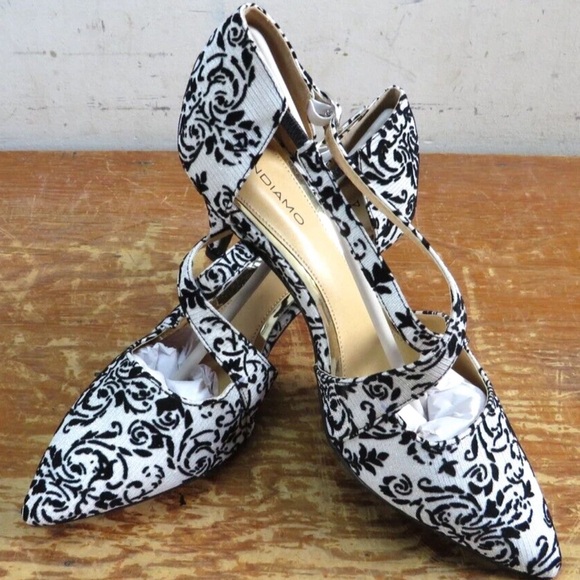 Andiamo Shoes - ANDIAMO Zumba Pump heel
Color: Black/White Size: 10M
Floral Fabric